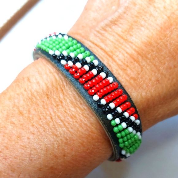 Seed Bead Snap Closure Black Red Green Bracelet 7.25" - Picture 1 of 3